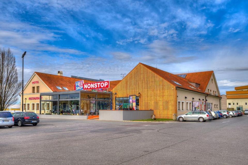 Hotel Itvv Chvalovice  Zewnętrze zdjęcie